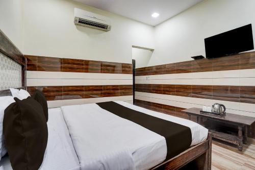 Postel nebo postele na pokoji v ubytování Hotel O Mathura Janam Bhumi Link Road
