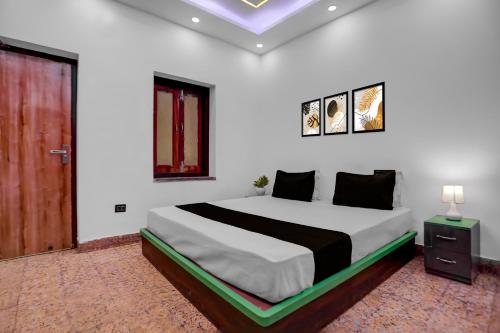 Postel nebo postele na pokoji v ubytování Hotel O Raj Mahal INN