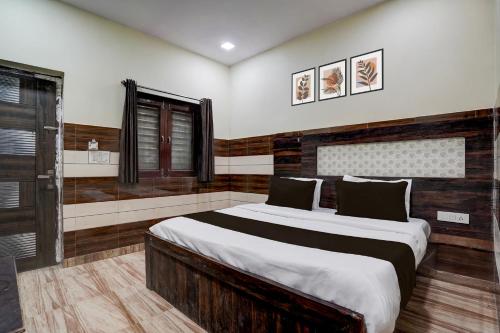 Postel nebo postele na pokoji v ubytování Hotel O Mathura Janam Bhumi Link Road