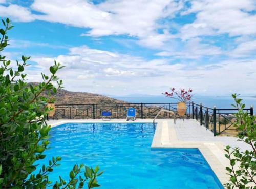 une piscine avec vue sur l'océan dans l'établissement Theonimfi Villa for 5 with pool and Sea View, à Loutra Elenis