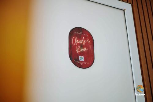 eine Tür mit einer Kreidetafel darauf in der Unterkunft Isla Enriqueta - Private Beach Resort in Iba