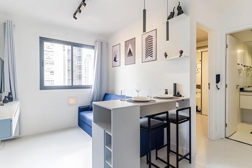 a kitchen with a bar and a living room at BRIG903 - Apartamento Av Brigadeiro Próximo à Paulista, Bela Vista in Sao Paulo