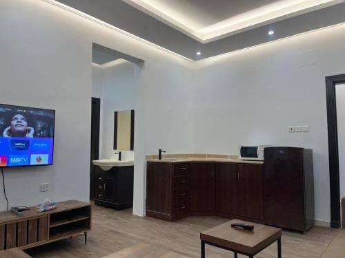 ein Wohnzimmer mit einem Flachbildfernseher an der Wand in der Unterkunft شقة فاخرة غرفة ماستر مع صالة in Ar Rass