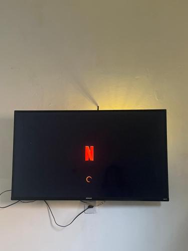 un écran d'ordinateur avec la lettre n dessus dans l'établissement Apartamento mobiliado - Próximo ao Estádio Olímpico do Mangueirão, à Belém