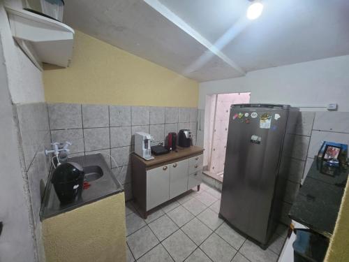 Una cocina o cocineta en Aluguel de Quarto Triplo a 5 minutos do aeroporto e 9 minutos do terminal rodoviario