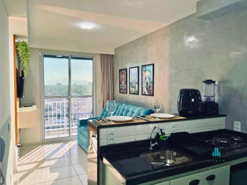 eine Küche mit Spüle und Arbeitsplatte in der Unterkunft MyPlace Benfica By Holiday Stays in Fortaleza