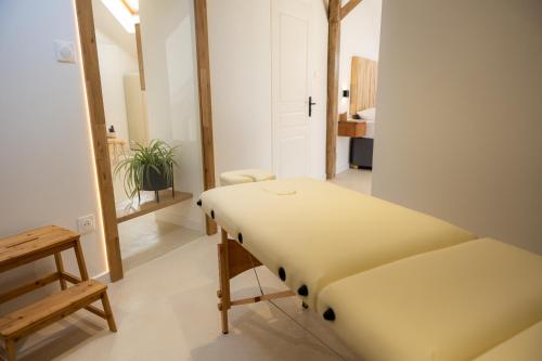 ein Schlafzimmer mit einem Bett, einem Tisch und einem Spiegel in der Unterkunft New ! Sublime loft, Spa & Sauna, Place des Vosges in Épinal