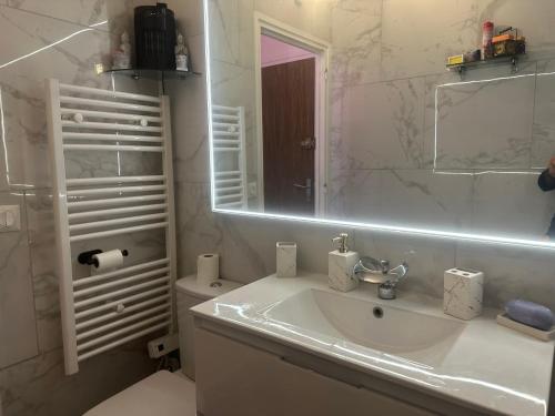 Kúpeľňa v ubytovaní Magnifique studio au coeur du Marais