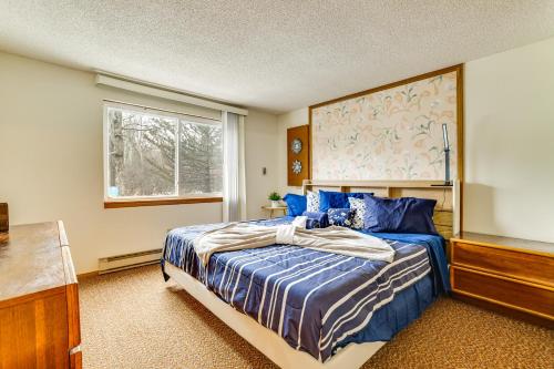 une chambre avec un lit avec une couette bleue et une fenêtre dans l'établissement Ski, Swim and Hike! Family Home in Tobyhanna, à Pocono Country Place