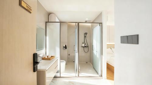 广州琶心酒店公寓 Pace Hotel Apartment- Pazhou Station -Line8 and Line11 - few minutes' walk to Canton Exhibition Center的带淋浴和卫生间的浴室