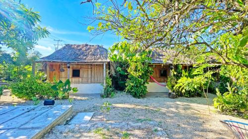 a house with a yard in front of it at Aldea Muul Tuunich in Bacalar