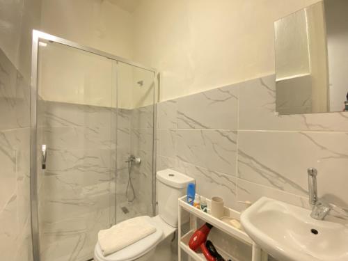 Ванная комната в Modern Triplex Retreat with Private Garden Terra