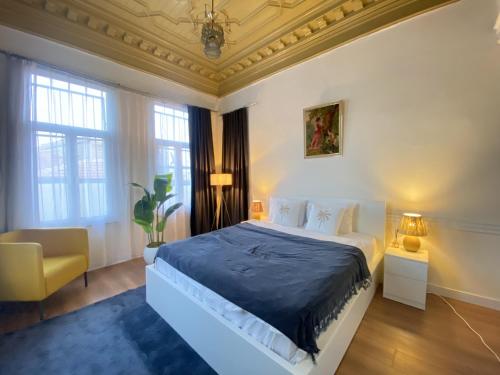 Кровать или кровати в номере Modern Triplex Retreat with Private Garden Terra