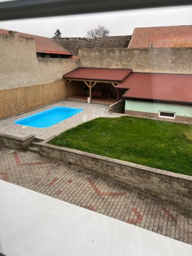 a backyard with a swimming pool and a house at Útulný apartmán blízko Prahy in Zlonice