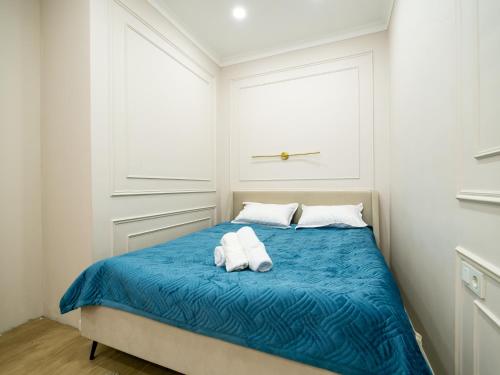 Postel nebo postele na pokoji v ubytování Современная и уютная евродвушка в центре города