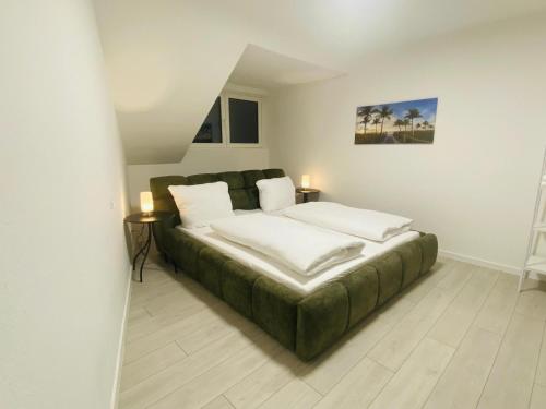 a green couch in a room with a bed at Anacoco Deluxe Home in Herzogenrath