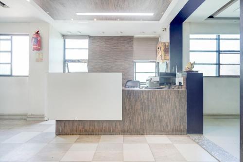 アーメダバードにあるHotel O Vatva Railway Station Formerly Anmol Palaceの白い看板が掲げられたオフィスの空のカウンター