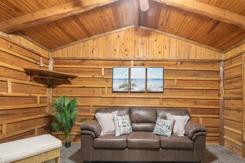 Gallery image of Wooden suite #1 in Madill