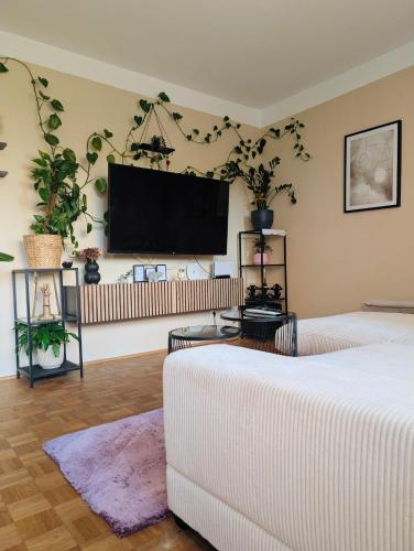 Un pat sau paturi într-o cameră la Wunderschöne helle große Wohnung