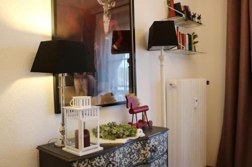 einen Tisch mit einer Lampe und ein Haus darauf in der Unterkunft Ferienwohnung Seeblick Nr 4 2 Zimmer, Bärental, Feldberg - a73042 in Rotwasser