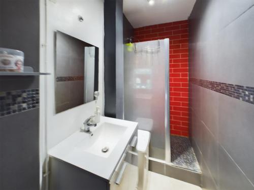 a bathroom with a white sink and a shower at L'incontournable de Paris la Défense in Puteaux