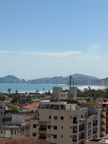 - une vue sur la ville avec ses bâtiments et l'océan dans l'établissement Lindo apto com vista para o mar, à Guarujá