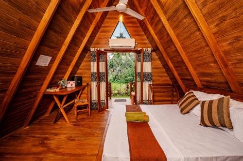 Una cama o camas en una habitación de Breeze Over Paddy Field Cabana