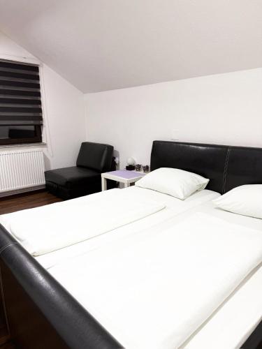 Una cama o camas en una habitación de Modern Apartment