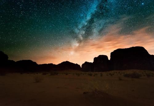 Une nuit étoilée dans le désert avec la voie laiteuse dans l'établissement Star Walk Camp & Tours, à Wadi Rum