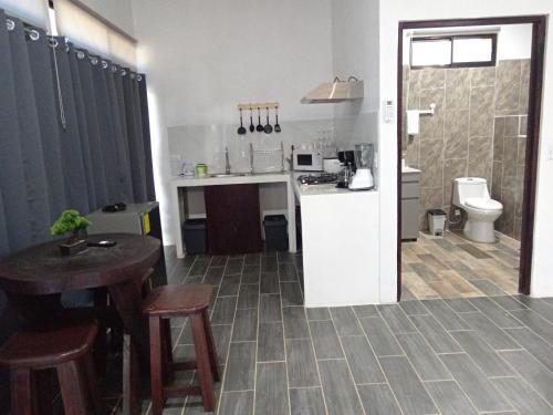 O bucătărie sau chicinetă la Pino Lodge, Río Celeste