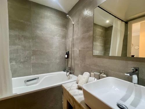 Koupelna v ubytování Grand Appartement Vue mer à Ain Diab - Calme Absolu