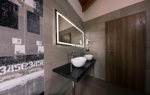 Ένα μπάνιο στο Pandora Residence Apartments