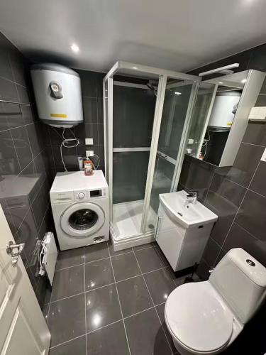 Un baño con inodoro y lavadora. en Cozy apartment in Oslo east -Furuset area, en Grorud