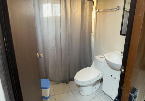 Koupelna v ubytování OLYMPIA SUITES sleep local habitaciones ejecutivas