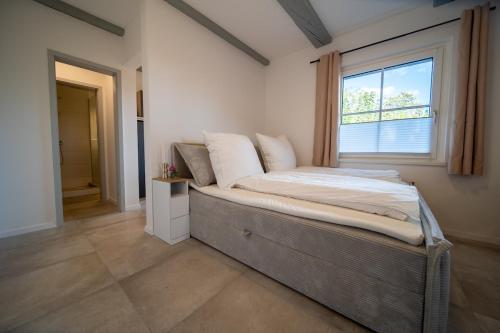 Ένα ή περισσότερα κρεβάτια σε δωμάτιο στο Fachwerkwohnung am Allerufer und Jakobsweg