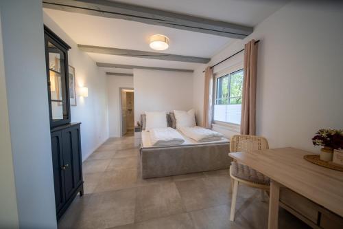 Ένα ή περισσότερα κρεβάτια σε δωμάτιο στο Fachwerkwohnung am Allerufer und Jakobsweg