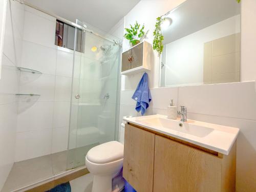 um banheiro com chuveiro, vaso sanitário e pia em Modern XXL Apartment in San Miguel em Lima