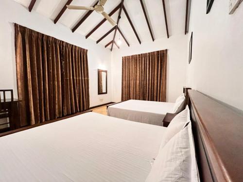 Postel nebo postele na pokoji v ubytování SkyLark Guest House