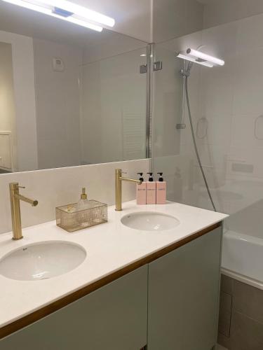 a bathroom with two sinks and a mirror at Ins apartment - 2 bedrooms - metro parking prive in Bagnolet