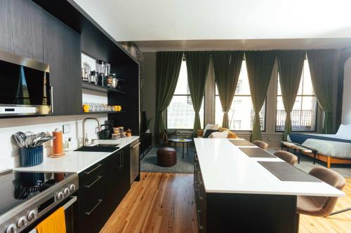 Η κουζίνα ή μικρή κουζίνα στο Loft 301 The William - 3rd Ave Views - Carrigans