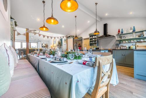 Restaurace v ubytování The Barn at Salcombe Farm, with Hot Tub and Free Parking