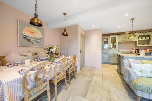 Kuchyň nebo kuchyňský kout v ubytování The Barn at Salcombe Farm, with Hot Tub and Free Parking