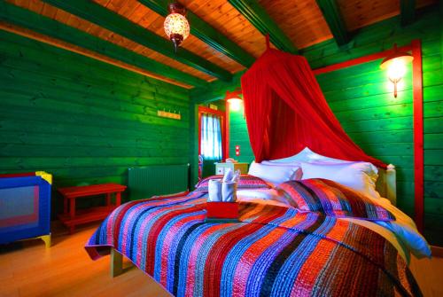 Postel nebo postele na pokoji v ubytování Colours' Chalet