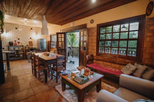 ein Wohnzimmer mit Sofa und Tisch in der Unterkunft Casa em Milho Verde - Minas Gerais in Sêrro