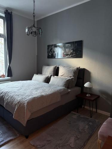 ein Schlafzimmer mit einem Bett und einem Kronleuchter in der Unterkunft Apartment Baltica in Rostock