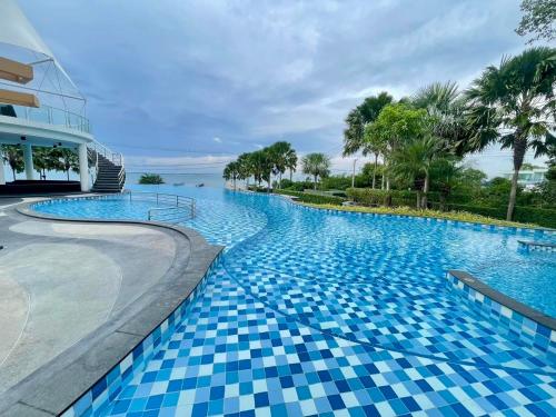 Bazén v ubytování Delmare Beachfront Bangsaray nebo v jeho okolí