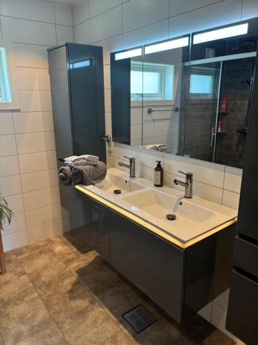 a bathroom with a sink and a mirror at Rimlige rom-kortidsleie 