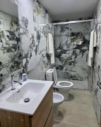 Un baño con lavabo e inodoro en Habitación Tranquila, Agradable cerca de Valencia en Vivienda Compartida, en Paterna