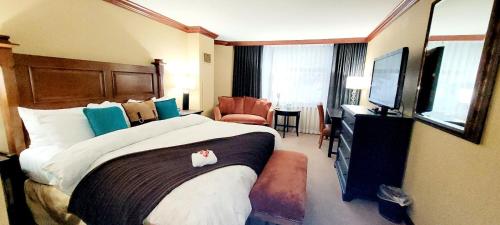 En eller flere senge i et værelse på Dav's Slopeside King Studio -- Resort & Spa at Everline