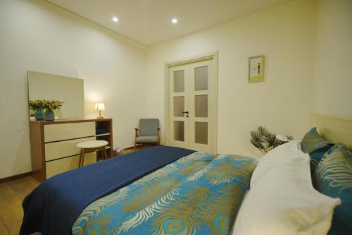 Ένα ή περισσότερα κρεβάτια σε δωμάτιο στο Cozy Apartment Near Holiday Inn